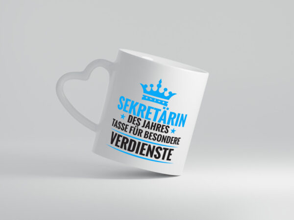 Besonderer Verdienst: Sekretärin | Büro - Herzhenkel Tasse - Kaffeetasse / Geschenk / Familie