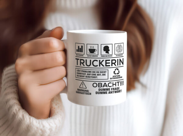 Achtung Probleme Truckerin | LKW Fahrerin - Tasse Weiss - Kaffeetasse / Geschenk / Familie