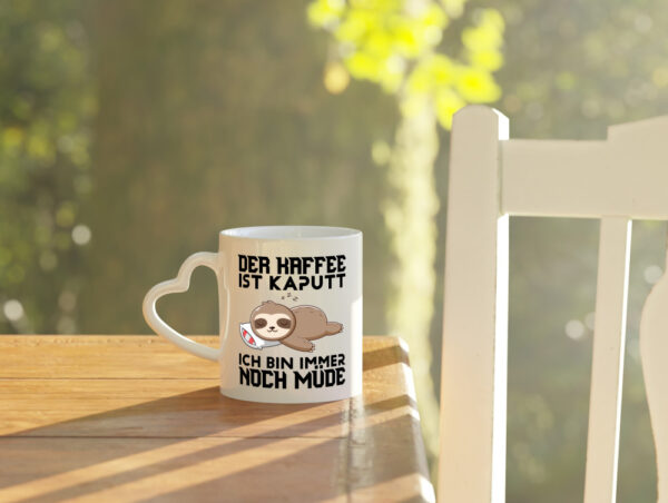 Der Kaffee ist kaputt ich bin müde - Herzhenkel Tasse - Kaffeetasse / Geschenk / Familie