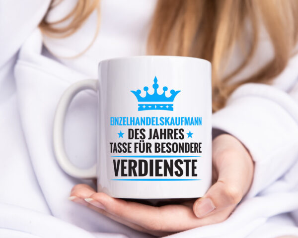 Besonderer Verdienst: Einzelhandelskaufmann | Einzelhandel - Tasse Weiss - Kaffeetasse / Geschenk / Familie