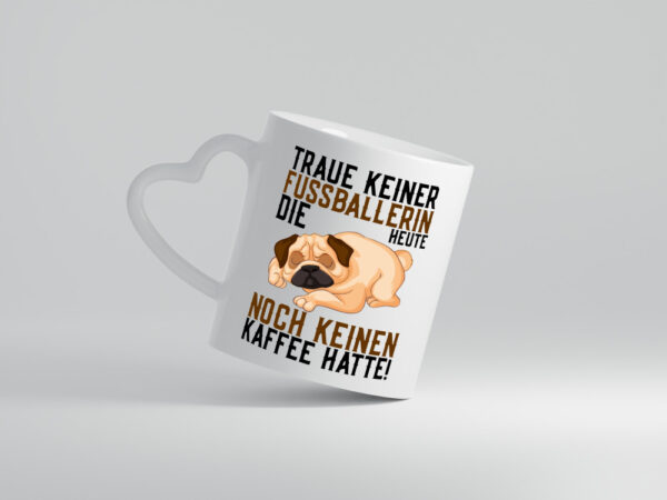 Traue keiner Fußballerin | Kaffee | Hund | Sportlerin - Herzhenkel Tasse - Kaffeetasse / Geschenk / Familie