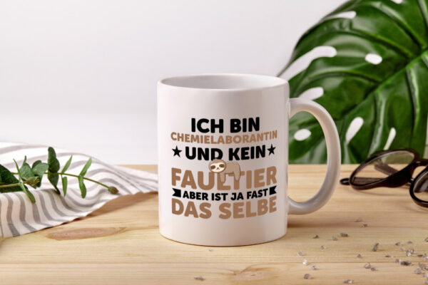 Ich bin kein Faultier: Chemielaborantin | Laborantin - Tasse Weiss - Kaffeetasse / Geschenk / Familie