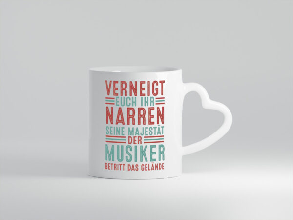 Verneigt euch: Musiker | Musik | Musikant - Herzhenkel Tasse - Kaffeetasse / Geschenk / Familie