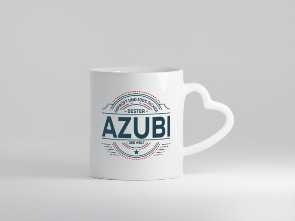 Geprüft und sicher: Azubi | Ausbildung | Lehre | Lehrling - Herzhenkel Tasse - Kaffeetasse / Geschenk / Familie