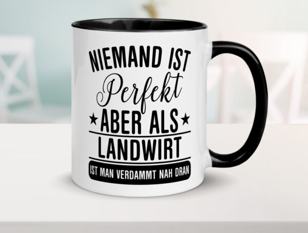 Verdammt nah dran: Landwirt | Bauer | Landwirtschaft Farbige Tasse - Kaffeetasse / Geschenk / Familie