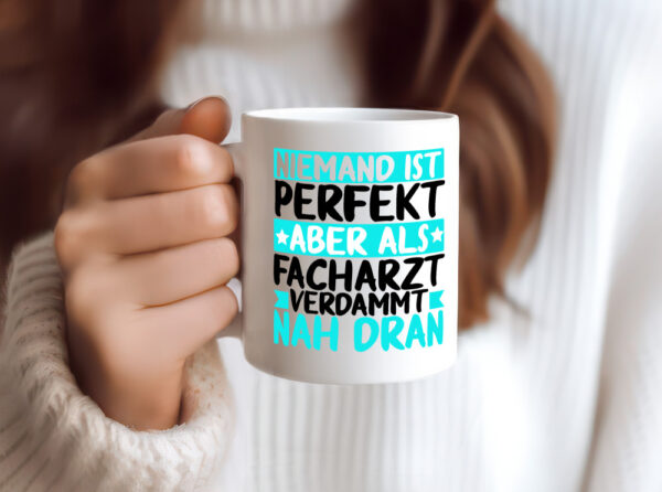 Niemand ist perfekt | Facharzt | Ärzte | Selbstbewusst - Tasse Weiss - Kaffeetasse / Geschenk / Familie