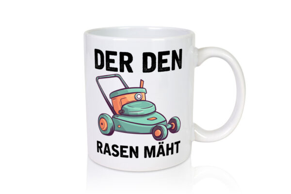 Der den Rasen Mäht | Rasenmäher | Rasen - Tasse Weiss - Kaffeetasse / Geschenk / Familie