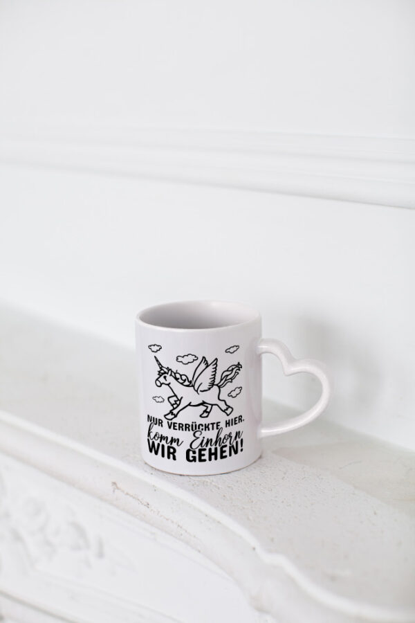 Nur verrückte hier - Herzhenkel Tasse - Kaffeetasse / Geschenk / Familie