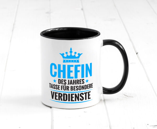 Besonderer Verdienst: Chefin | Führungskraft | Vorgesetzte Farbige Tasse - Kaffeetasse / Geschenk / Familie