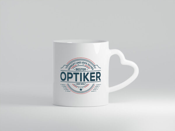 Geprüft und sicher: Optiker | Augenoptiker - Herzhenkel Tasse - Kaffeetasse / Geschenk / Familie