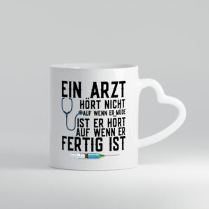 Ein Arzt hört nicht auf | Klinik | Statement | Stethoskop - Herzhenkel Tasse - Kaffeetasse / Geschenk / Familie