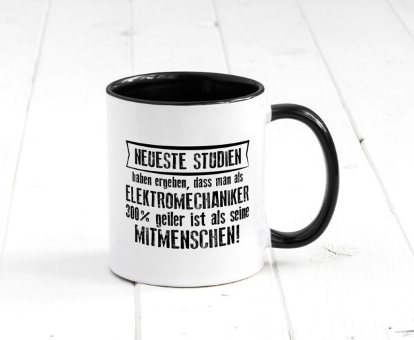 Neuste Studien: Elektromechaniker | Mechaniker | Elektrik Farbige Tasse - Kaffeetasse / Geschenk / Familie