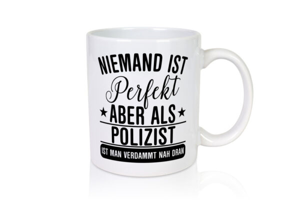 Verdammt nah dran: Polizist | Polizei - Tasse Weiss - Kaffeetasse / Geschenk / Familie