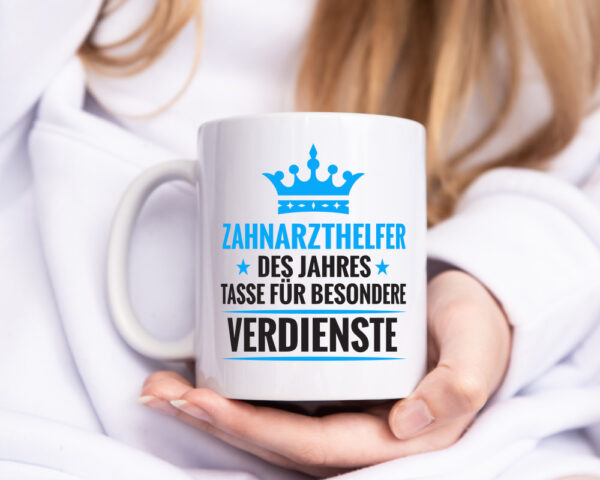 Besonderer Verdienst: Zahnarzthelfer | Zahnmedizin - Tasse Weiss - Kaffeetasse / Geschenk / Familie