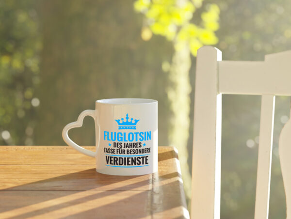 Besonderer Verdienst: Fluglotsin | Flughafen | Flugverkehr - Herzhenkel Tasse - Kaffeetasse / Geschenk / Familie