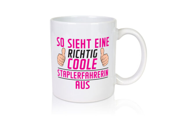 Richtig Coole Staplerfahrerin | Gabelstapler - Tasse Weiss - Kaffeetasse / Geschenk / Familie