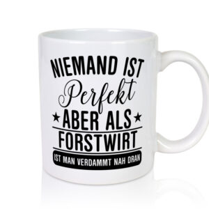 Verdammt nah dran: Forstwirt | Waldarbeiter - Tasse Weiss - Kaffeetasse / Geschenk / Familie