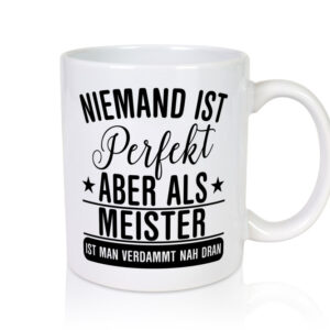 Verdammt nah dran: Meister | Meisterbrief - Tasse Weiss - Kaffeetasse / Geschenk / Familie