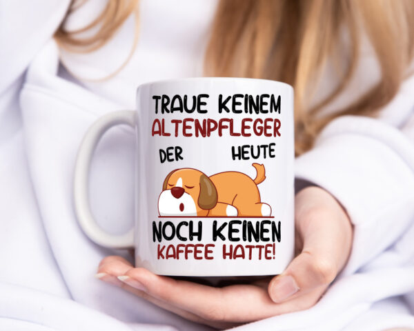 Traue keinem Altenpfleger | Pflegepersonal | Altenheim - Tasse Weiss - Kaffeetasse / Geschenk / Familie