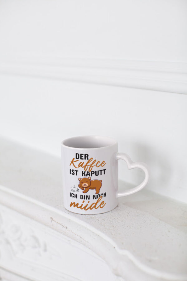 Kaffee ist kaputt | Morgenmuffel | müde | Bär | lustig - Herzhenkel Tasse - Kaffeetasse / Geschenk / Familie