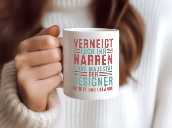 Verneigt euch: Designer Beruf | Mode - Tasse Weiss - Kaffeetasse / Geschenk / Familie