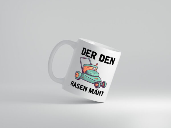 Der den Rasen Mäht | Rasenmäher | Rasen - Tasse Weiss - Kaffeetasse / Geschenk / Familie