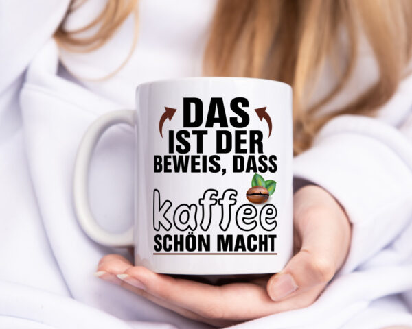 Kaffee macht schön | Spruch Tasse | Witz | Humor - Tasse Weiss - Kaffeetasse / Geschenk / Familie