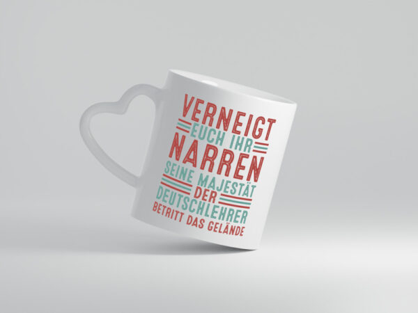 Verneigt euch: Deutschlehrer | Lehrer | Schule - Herzhenkel Tasse - Kaffeetasse / Geschenk / Familie