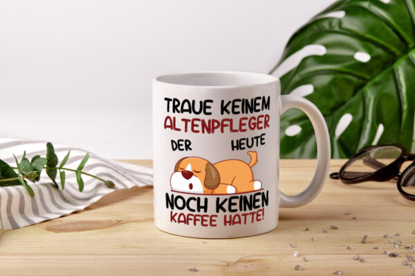 Traue keinem Altenpfleger | Pflegepersonal | Altenheim - Tasse Weiss - Kaffeetasse / Geschenk / Familie