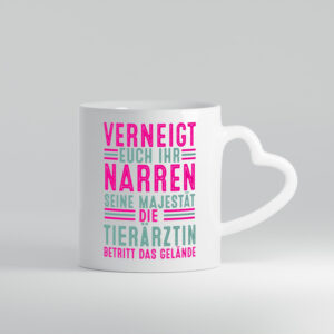 Verneigt euch: Tierärztin | Mediziner | Tiermedizin - Herzhenkel Tasse - Kaffeetasse / Geschenk / Familie