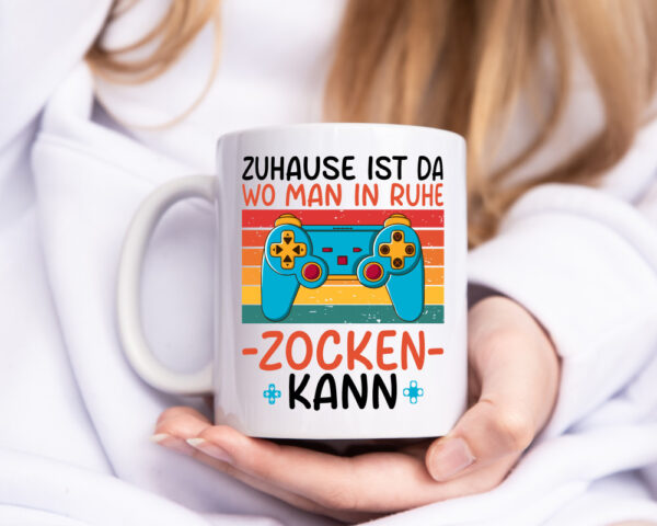 Zuhause ist da wo man in ruhe Zocken kann | Gamer - Tasse Weiss - Kaffeetasse / Geschenk / Familie