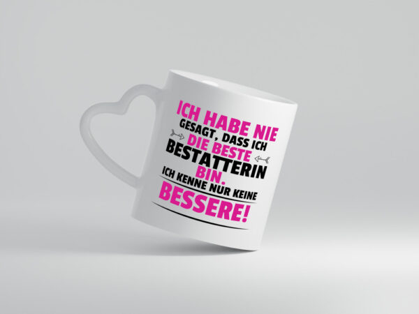 Die Beste Bestatterin | Bestattung | Totengräberin - Herzhenkel Tasse - Kaffeetasse / Geschenk / Familie