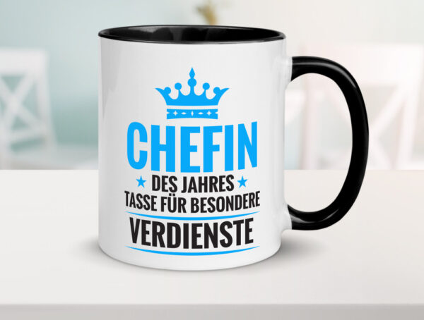 Besonderer Verdienst: Chefin | Führungskraft | Vorgesetzte Farbige Tasse - Kaffeetasse / Geschenk / Familie