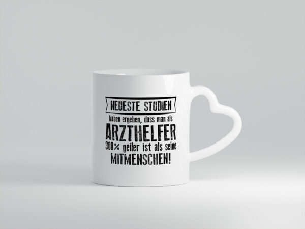 Neuste Studien: Arzthelfer | Fachangestellter Medizin - Herzhenkel Tasse - Kaffeetasse / Geschenk / Familie