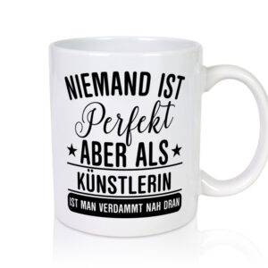 Verdammt nah dran: Künstlerin | Kunst - Tasse Weiss - Kaffeetasse / Geschenk / Familie