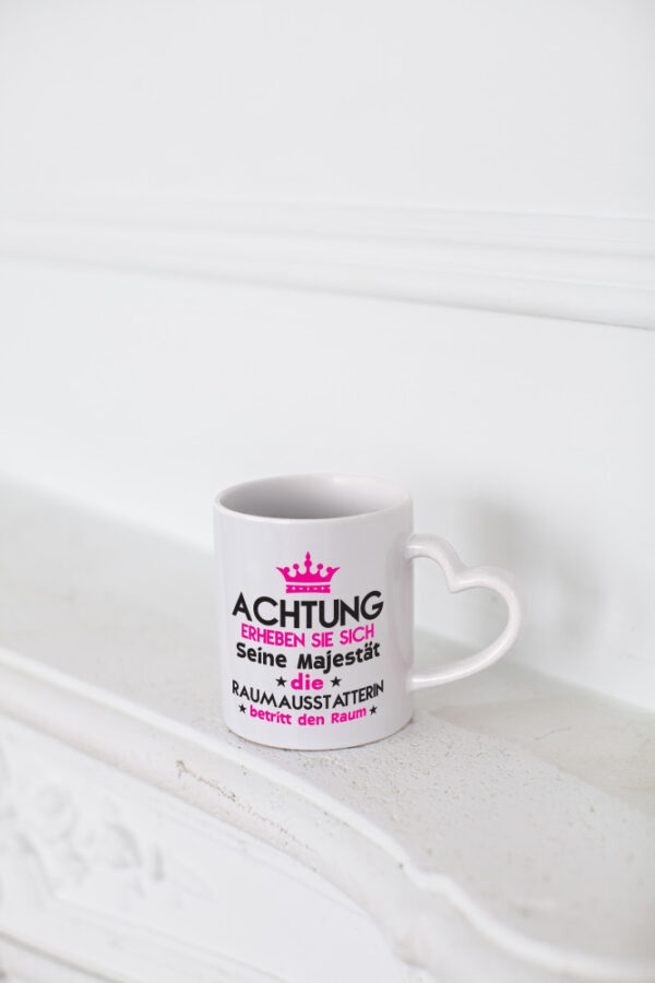 Seine Majestät Raumausstatterin | Wohn Ausstatterin - Herzhenkel Tasse - Kaffeetasse / Geschenk / Familie