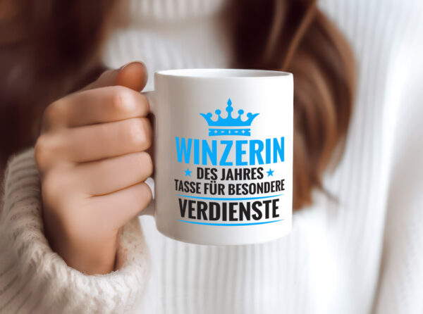 Besonderer Verdienst: Winzerin | Weinbauer | Wein - Tasse Weiss - Kaffeetasse / Geschenk / Familie
