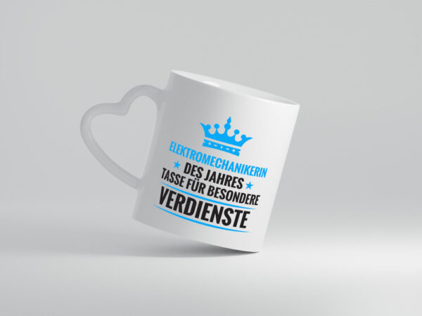 Besonderer Verdienst: Elektromechanikerin | Mechanikerin - Herzhenkel Tasse - Kaffeetasse / Geschenk / Familie