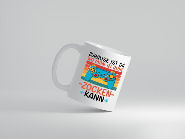 Zuhause ist da wo man in ruhe Zocken kann | Gamer - Tasse Weiss - Kaffeetasse / Geschenk / Familie