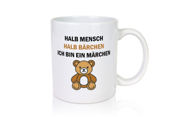 Halb Mensch Halb Bärchen | Ich bin ein Märchen | bär - Tasse Weiss - Kaffeetasse / Geschenk / Familie