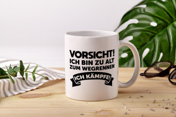 Vorsicht ich bin zu alt zum wegrennen | Ich kämpfe - Tasse Weiss - Kaffeetasse / Geschenk / Familie