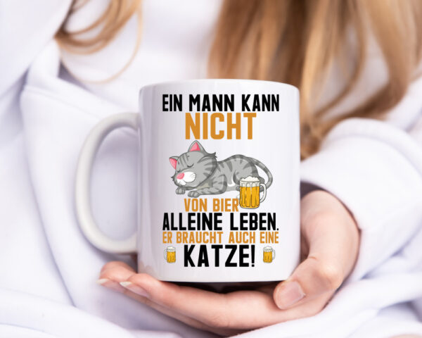 Von Bier leben | Mann braucht eine Katze | Katzenliebhaber - Tasse Weiss - Kaffeetasse / Geschenk / Familie