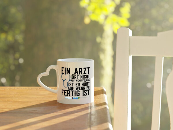 Ein Arzt hört nicht auf | Klinik | Statement | Stethoskop - Herzhenkel Tasse - Kaffeetasse / Geschenk / Familie