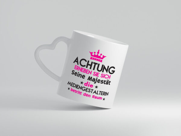 Seine Majestät Mediengestalterin | Medien - Herzhenkel Tasse - Kaffeetasse / Geschenk / Familie