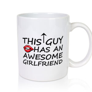 This Guy has an awesome Girlfriend - Tasse Weiss - Kaffeetasse / Geschenk / Familie
