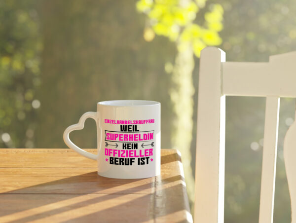 Superheldin Einzelhandelskauffrau | Einzelhandel - Herzhenkel Tasse - Kaffeetasse / Geschenk / Familie