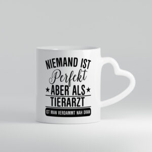 Verdammt nah dran: Tierarzt | Tiermedizin | Mediziner - Herzhenkel Tasse - Kaffeetasse / Geschenk / Familie