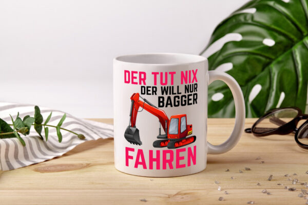 Der tut nix | Bagger fahren | Bauarbeiter | Baustelle - Tasse Weiss - Kaffeetasse / Geschenk / Familie