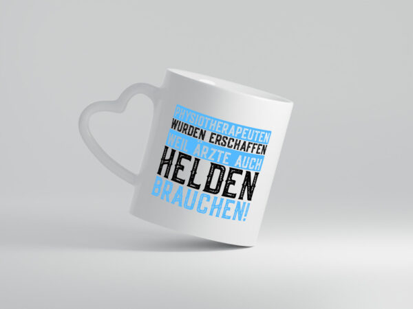 Physiotherapeut | Helden | Therapeutin | lustiger Spruch - Herzhenkel Tasse - Kaffeetasse / Geschenk / Familie