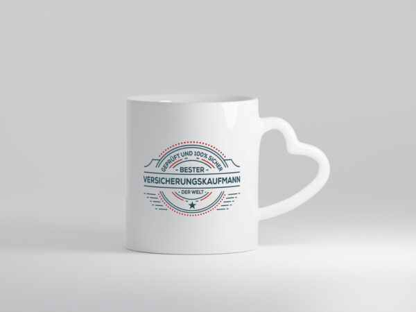 Geprüft und sicher: Versicherungskaufmann | Kaufmann - Herzhenkel Tasse - Kaffeetasse / Geschenk / Familie
